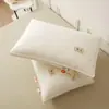 Almohada de Fibra de Soja para Dormitorios Estudiantiles, Hoteles y Casas de Huéspedes, Soporte Cervical para Adultos, Ayuda para Dormir, Núcleo Alto para Dormitorios Estudiantiles y Hoteles