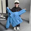 Jaqueta de Esqui à Prova de Vento e Impermeável Três em Um para Meninos Roupa Externa Infantil Outono 2026 Novo Estilo Roupas de Outono para Bebê Menino com Capuz