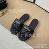 Pantuflas de Metal con Letras Xiaoxiang para Mujer Verano 2024 Nuevo Estilo Zapatos Planos para Mujer con Costuras Sandalias de Punta Abierta para Exterior