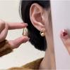 Elegantes aretes de botón de perla color oro champán, diseño de nicho color Maillard, lujo ligero de alta gama para mujer
