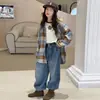 Conjunto de tres piezas para niñas mayores: camisa a cuadros 2026 otoño, camiseta de manga larga y jeans