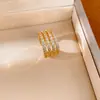 Brincos de clipe redondos multicamadas de zircônia para mulheres sem orelhas furadas, estilo único e minimalista, sensação de luxo leve e alta qualidade, atacado