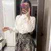 Conjunto para bajitas: un conjunto de dos piezas que consta de una camisa francesa de manga abullonada y una falda midi floral, para el atuendo de otoño de mujer.