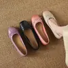 Sapatos Femininos de Couro Bovino Retro Confortáveis Versáteis de Bico Redondo com Laço Doce e Esculpido Camada Única para a Primavera de 2025