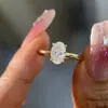 Modelo Nuevo Más Vendido Transfronterizo, Venta al por Mayor Directa del Fabricante, Anillo de Zirconia Oval Súper Brillante Chapado en Oro Real para Mujer, Lujo Ligero con un Toque de Alta Gama, Yanxiang