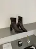 Botas de tornozelo de salto alto plataforma grosso bico fino para o início do outono com acabamento em couro Maillard e zíper traseiro, combinadas com uma saia e jeans de perna larga