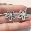 Pendientes Flor Grande Van Cleef & Arpels, Bañados en Oro Rosa de 18 Quilates Grueso de Alta Calidad, Pendientes Flor Grande con Incrustaciones de Diamantes Van Cleef & Arpels, Pendientes de Pétalos Completamente Diamantados