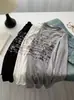 Camisa de Base Manga Longa Lyocell Tencel Estampa de Letras Felpuda para Mulheres Primavera e Verão Estilo Coreano Gola Redonda Slim Fit Elástica Camisa de Base