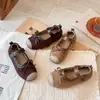 Sapatos Mary Jane estilo floresta retrô para meninas, com sola macia, antiderrapantes, sapatos de princesa, novos sapatos de couro infantis de outono para idades 3-6-8