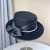 Sombrero plano de lana decorativa de satén perlado estilo Chanel para mujer, sombrero de fieltro combinable con todo, estilo socialité, para otoño e invierno, sombrero bombín pequeño de moda.