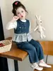 Conjunto de tres piezas de mezclilla con encaje de doble botonadura para niñas coreanas, nuevo atuendo estilo escolar de otoño 2026, ropa infantil elegante al por mayor