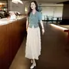 Conjunto de Duas Peças Slimming Feminino Novo de Brim Feito Sob Medida com Saia de Meio Estilo Bolo em Renda, Apresentando Gola Polo e Design de Manga Bufante