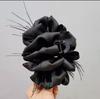 Horquilla con forma de nube de burbujas y lazo negro con plumas para mujer, con clip grande de tiburón en la parte posterior