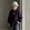 Camiseta branca de manga longa para meninos outono 2026 novo modelo, camiseta básica versátil para crianças mais velhas na primavera e no outono, camiseta da moda atacado