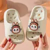 Pantuflas de baño de dibujos animados para verano, antideslizantes, huecas, de drenaje de agua, sin olor, para uso en interiores en casa, sandalias de suela blanda para niños y niñas