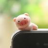Resumen del tapón antipolvo universal con apertura de 3,5 mm para teléfono inteligente con diseño de dibujos animados en posición acostada