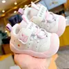 Sapatos para bebês, novos modelos de primavera e outono, sapatos para bebês iniciantes de 1 a 2 anos, sola macia, antiderrapante, de malha, respirável