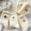 Meias de veludo de vison fofas de desenho animado, meias femininas brancas, outono e inverno, forradas de lã grossa, quentes para dormir em casa, mês