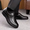 Atacado primeira camada couro bovino tamanho grande sapatos de couro masculinos couro negócios masculinos casuais sola macia couro macio sapatos de pai de meia-idade