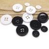 Botones de resina de fábrica negro blanco Cuatro Ojos borde ancho borde delgado botón de pan botón de camisa polo hebilla de camisa polo