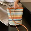 Bolsa para Teléfono Móvil para Mujer 2025 Nueva Moda Versátil Colorida Bolso Cubo Tejido Bolso de Hombro Cruzado de Paja para Vacaciones en la Playa