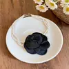 Colar de Pérolas Multicamadas com Flor de Tecido e Contas Temperamento Doce Nicho Exquisito Corrente para Clavícula Luxo Leve Sensação de Alto Padrão Colar