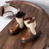 Novas botas de cavaleiro com fivela estilo retrô britânico 2026 para meninas, botas de cano médio para outono e inverno, botas Martin versáteis com blocos de cor