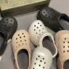 2026 Nuevos Zapatos con Agujeros para Mujer Verano Tacón Alto Exteriores Suela Gruesa Antideslizantes Sensación de Pisar Caca Sandalias de Punta Cerrada para Playa Mujeres