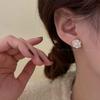 Pendientes de perlas con delicadas flores de camelia para mujer, otoño e invierno, nuevo estilo francés, ligeros, de lujo, diseño de nicho avanzado, pendientes sencillos y elegantes.