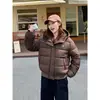 Jaqueta curta de algodão versátil casual retrô americana nova para outono e inverno de 2026, casaco de algodão estilo boneco Ken de inverno com capuz para mulheres