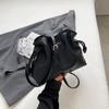 Bolso de Gran Capacidad para Mujer 2025 Primavera Nueva Moda Diseño Nicho Bolso Bandolera de Hombro Vintage Plisado Tipo Cubo