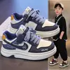 Sapatos casuais de couro para crianças, impermeáveis, tênis de corrida para meninos, novo estilo 2026, para uso diário, modernos e estilosos