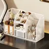 Tocador de estilo abierto con estantes escalonados para organizar cosméticos, productos para el cuidado de la piel, labiales, mascarillas faciales y lápices de cejas.