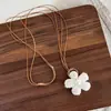 Collar largo tejido de perlas estilo coreano inspirado en ins con flor tridimensional, cadena para la clavícula exquisita de nicho de lujo ligero, accesorio de cadena para suéter