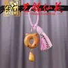 Llavero de gatito juguetón tallado en madera de azufaifo de Yiming Xianyuan, lindo colgante decorativo para mochila de pareja con borla temática de luna