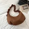 Bolsa casual retrô de camurça para mulheres, novo modelo 2026, bolsa transversal leve e versátil, bolsa de ombro e axila de nicho super popular