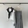 Foto Real de 26 Roupas Femininas de Alta Qualidade para o Início da Primavera de Dongdaemun, Coreia! Camiseta de Manga Longa com Gola Redonda e Manga de Tela Costurada, Falsa Peça Dupla