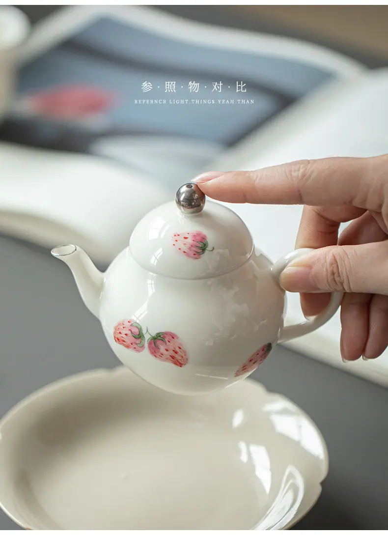 杏白—釉上手绘草莓—梨形壶_08.j