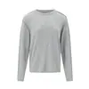 Camiseta de manga larga acanalada blanca para hombre con un diseño de logo simple, cuello redondo, corte ajustado y estilo old money