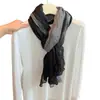 Bufanda plisada artística de color marrón estilo coreano para mujer, nueva bufanda versátil de seda para otoño 2026 para viajes y sesiones de fotos, creando un look atmosférico