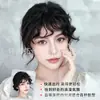Peluca de Flequillo Femenino Flequillo de Aire Cabello Rizado Flequillo Falso Sin Costuras Esponjoso Lana de Seda de Alta Temperatura Pieza de Flequillo Rizado Ligera y Delgada