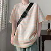 Camiseta de manga corta a rayas de color block estilo retro americano para hombre, nuevo modelo de verano 2026, top casual holgado de media manga para adolescentes