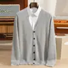 Cárdigan de cachemira 2026 otoño e invierno nuevo para hombre, cuello en V, color liso, chaqueta, top de punto fino casual de negocios para mediana edad