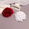 Stock directo de fábrica tela de camelia hecha a mano flores de rosa accesorios para ropa tocados broches pines flores
