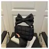 Bolsa de Plumón Otoño e Invierno Bolsa para Mujer Diseño de Nicho Bolso de Hombro 2025 Bolso de Mano Color Caramelo Bolso de Axila Bolso de Mano Venta al por Mayor