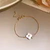Recogiendo Conchas en el Agua Baja~Pulsera de Flor de Zirconia Madreperla Rosa Cereza Dulce, Sensación de Lujo Ligero y Gama Alta, Accesorio de Mano Estilo Vacaciones