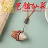 O pingente de durian de sândalo pode ser usado como um item decorativo para artesanato com tema de frutas, acessórios de carro, mesas de chá, salas de estar ou como um ornamento para casais para carregar por aí.