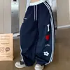 Pantalones de chándal de pierna recta para mujer Temporada de primavera y otoño 2025 Azul marino Versátiles de pierna ancha Deportivos Sueltos Caídos Hasta el suelo Modernos