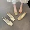 Elegantes sapatilhas de couro macio e sola macia em estilo francês para mulheres, nova coleção outono 2026, sapatos baixos para combinar com saias, sapatos confortáveis para mães, sapatos para avós