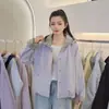 Jaqueta com Capuz Casual Nova Cor de Doce Estilo Casual para Primavera e Outono de 2026, Design Único, Versátil e Juvenil, Casaco Curto Emagrecedor para Mulheres